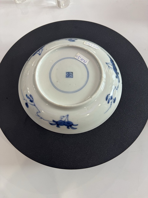古玩陶瓷花卉紋青花盤真品鑒賞圖