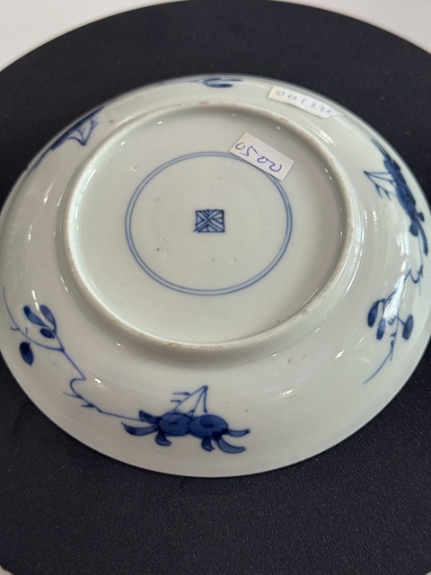 古玩陶瓷花卉紋青花盤真品鑒賞圖