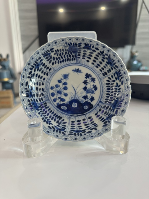 古玩陶瓷花卉紋青花盤真品鑒賞圖