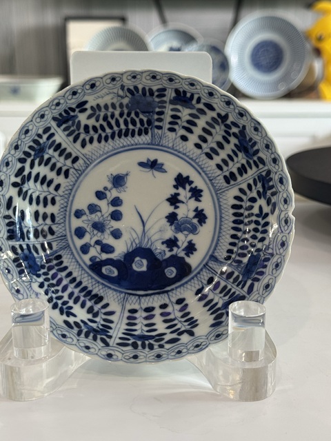 古玩陶瓷花卉紋青花盤真品鑒賞圖