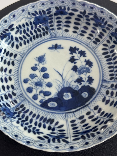 古玩陶瓷花卉紋青花盤真品鑒賞圖
