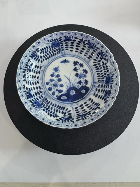 古玩陶瓷花卉紋青花盤真品鑒賞圖