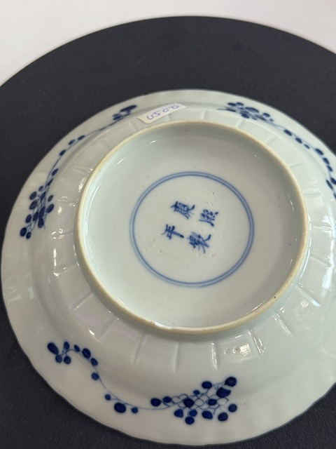 古玩陶瓷花卉紋青花盤真品鑒賞圖