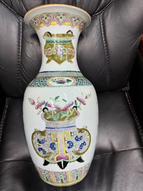 古玩陶瓷博古圖粉彩瓶真品鑒賞圖