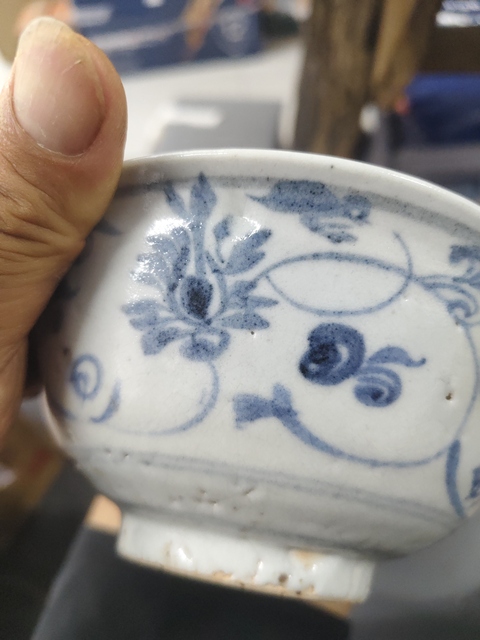 古玩陶瓷青花花卉紋茶碗真品鑒賞圖
