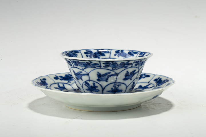 古玩陶瓷清康熙·青花喜鵲登梅圖花口杯碟
真品鑒賞圖