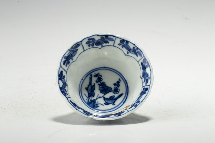古玩陶瓷清康熙·青花喜鵲登梅圖花口杯碟
真品鑒賞圖
