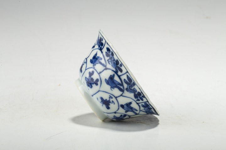 古玩陶瓷清康熙·青花喜鵲登梅圖花口杯碟
真品鑒賞圖