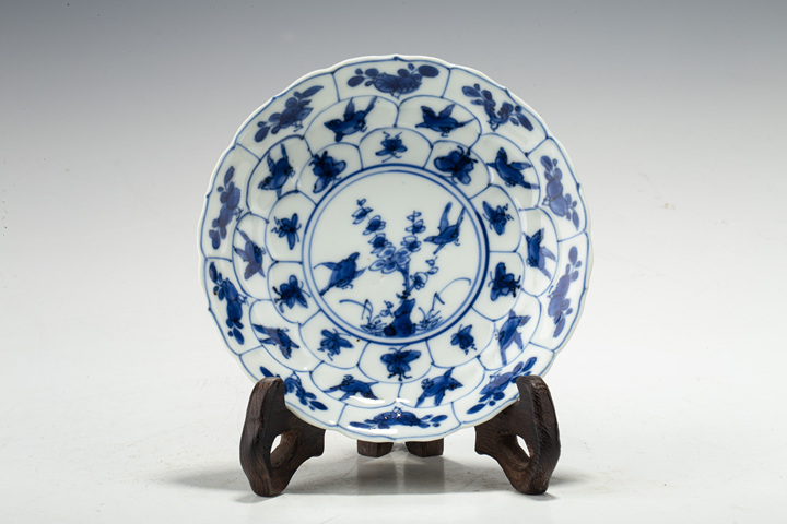 古玩陶瓷清康熙·青花喜鵲登梅圖花口杯碟
真品鑒賞圖