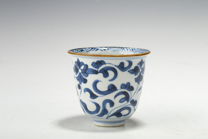 古玩陶瓷清康熙·青花纏枝花卉紋鈴鐺杯真品鑒賞圖