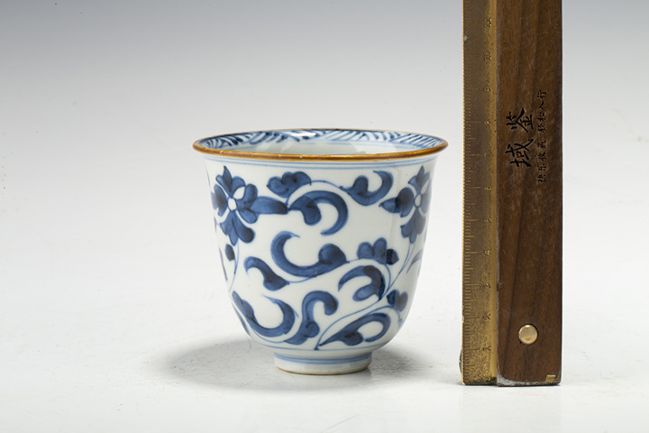 古玩陶瓷清康熙·青花纏枝花卉紋鈴鐺杯真品鑒賞圖