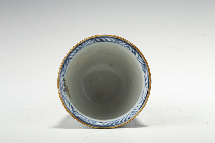 古玩陶瓷清康熙·青花纏枝花卉紋鈴鐺杯真品鑒賞圖