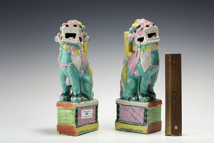 古玩陶瓷清中·粉彩獅子燭臺一對真品鑒賞圖