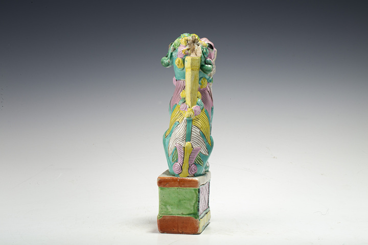 古玩陶瓷清中·粉彩獅子燭臺一對真品鑒賞圖