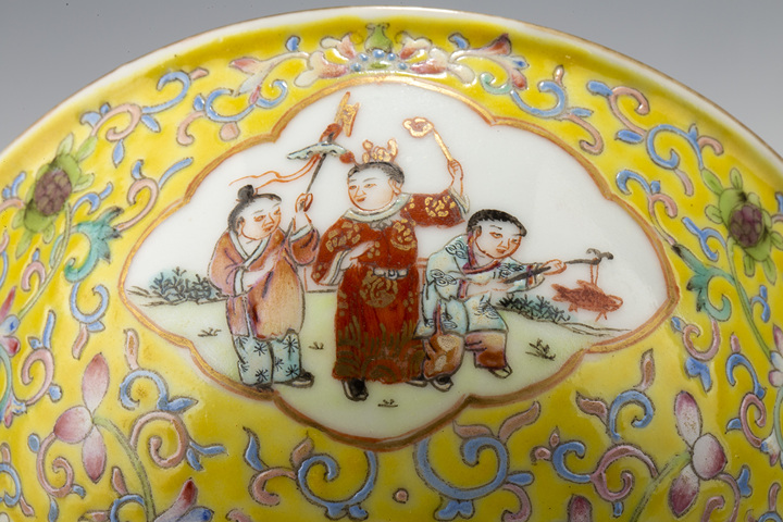 古玩陶瓷民國·黃地粉彩纏枝花卉三多開窗嬰戲紋碗拍賣,當(dāng)前價(jià)格1040元