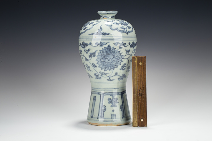 古玩陶瓷明正德·青花纏枝花卉紋梅瓶真品鑒賞圖