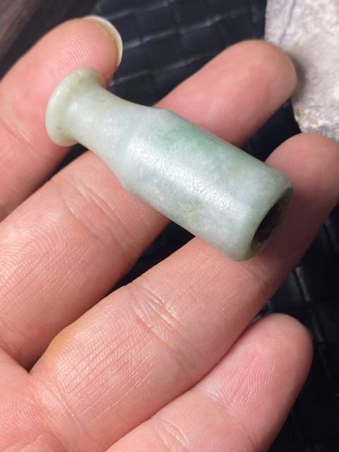 古玩玉器清代翡翠雕“素紋煙嘴”拍賣,當前價格800元