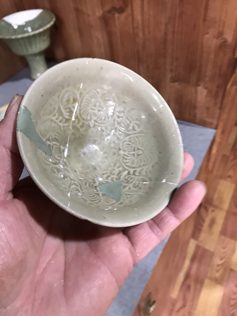 古玩陶瓷耀州窯青釉團(tuán)菊紋盞真品鑒賞圖