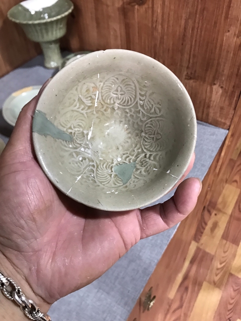 古玩陶瓷耀州窯青釉團(tuán)菊紋盞真品鑒賞圖