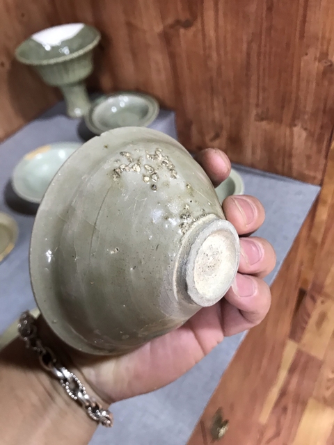 古玩陶瓷耀州窯青釉團(tuán)菊紋盞真品鑒賞圖