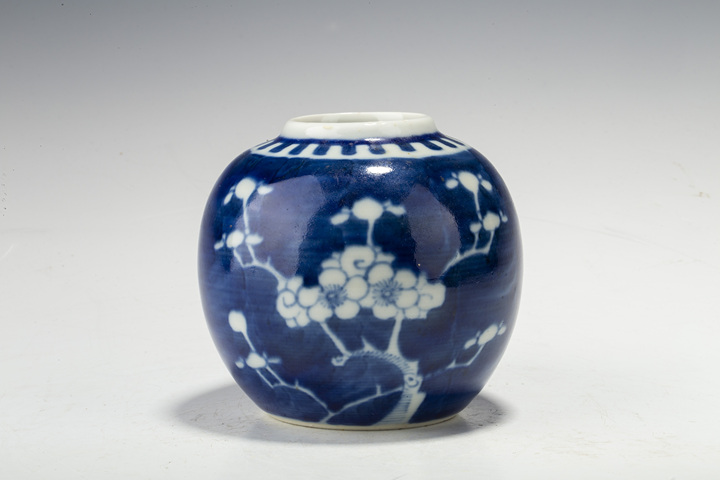 古玩陶瓷民國(guó)·青花留白冰梅紋罐拍賣(mài),當(dāng)前價(jià)格0元
