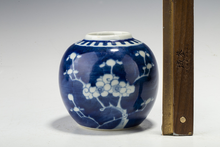 古玩陶瓷民國(guó)·青花留白冰梅紋罐拍賣(mài),當(dāng)前價(jià)格0元