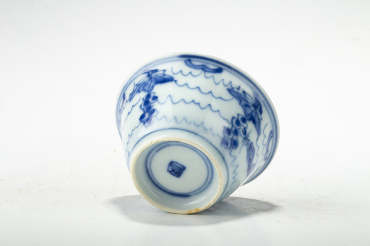 古玩陶瓷清康熙·青花松鼠葡萄紋杯碟一套
真品鑒賞圖