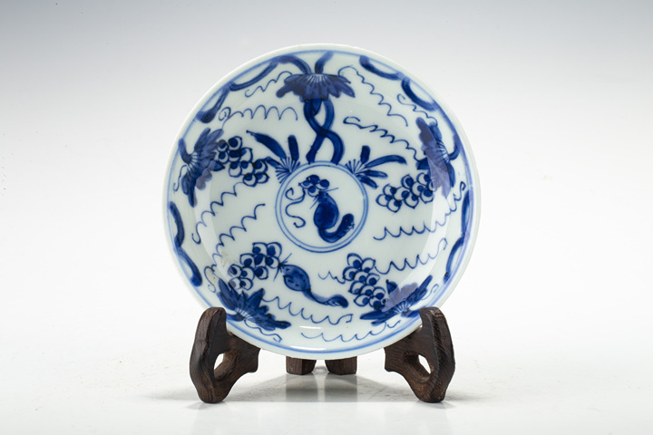 古玩陶瓷清康熙·青花松鼠葡萄紋杯碟一套
真品鑒賞圖