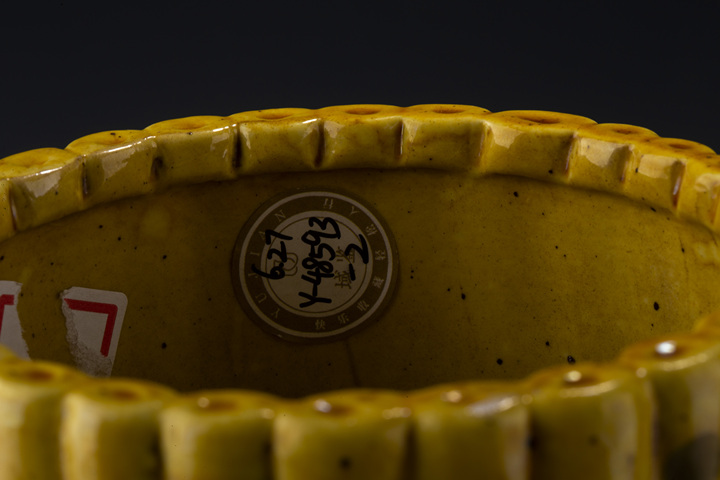 古玩陶瓷晚清·黃釉貼塑菊花紋竹節帽筒一對拍賣,當前價格666元