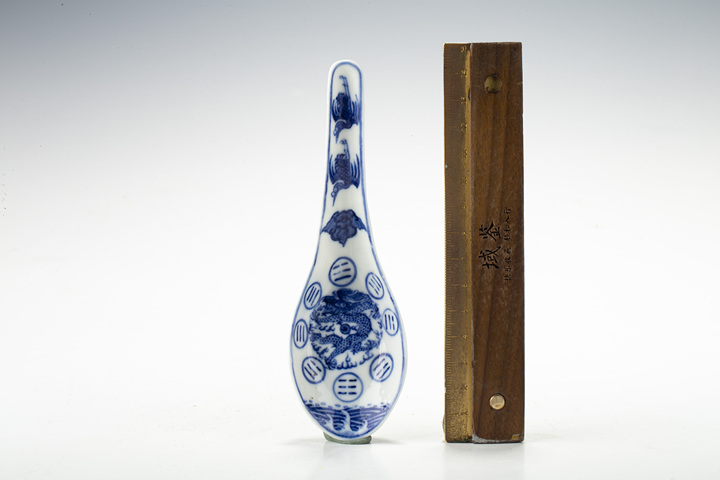 古玩陶瓷清光緒·青花云鶴八卦龍紋羹匙(官)拍賣,當前價格16008元