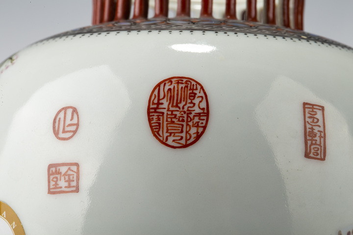 古玩陶瓷民國·粉彩人物故事紋鏤空薄胎罐
真品鑒賞圖