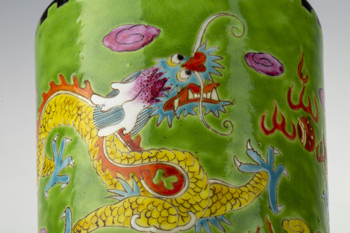 古玩陶瓷民國·綠地粉彩雙龍戲珠紋燈籠瓶拍賣，當前價格801元