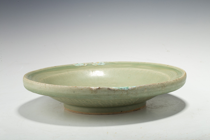 古玩陶瓷明中·青釉暗刻壽字紋盤真品鑒賞圖
