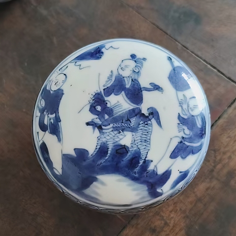 古玩陶瓷麒麟送子青花蓋盒真品鑒賞圖