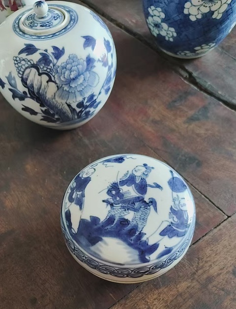 古玩陶瓷麒麟送子青花蓋盒真品鑒賞圖