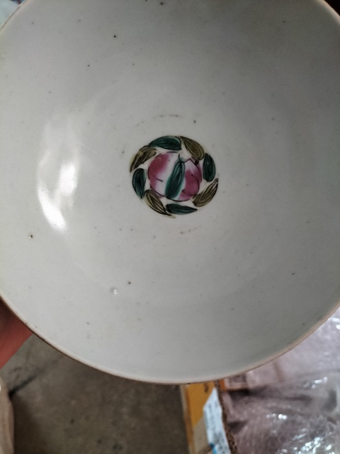古玩陶瓷粉彩花卉紋碗真品鑒賞圖
