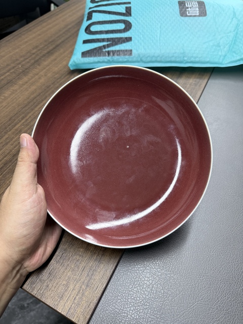 古玩陶瓷紅釉臥盤真品鑒賞圖