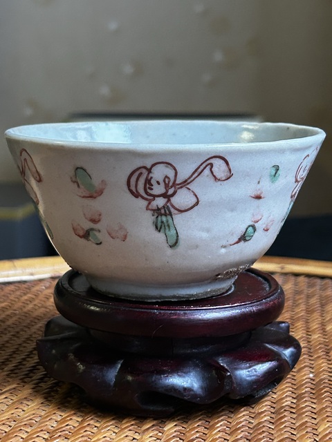 古玩陶瓷嬰戲紋紅綠彩碗真品鑒賞圖