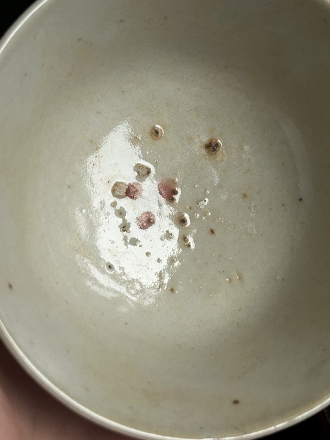 古玩陶瓷嬰戲紋紅綠彩碗真品鑒賞圖