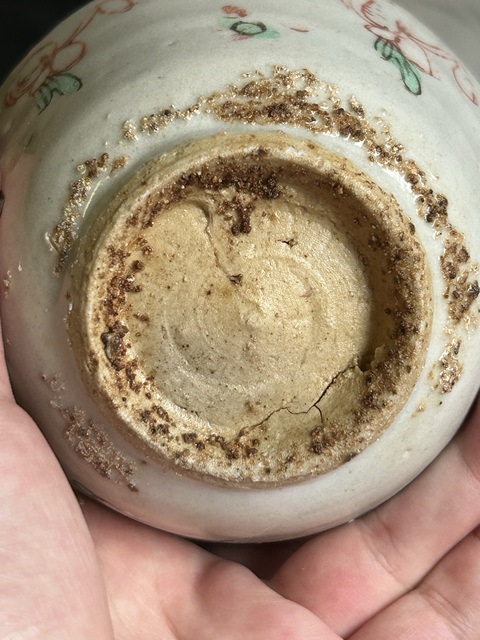 古玩陶瓷嬰戲紋紅綠彩碗真品鑒賞圖