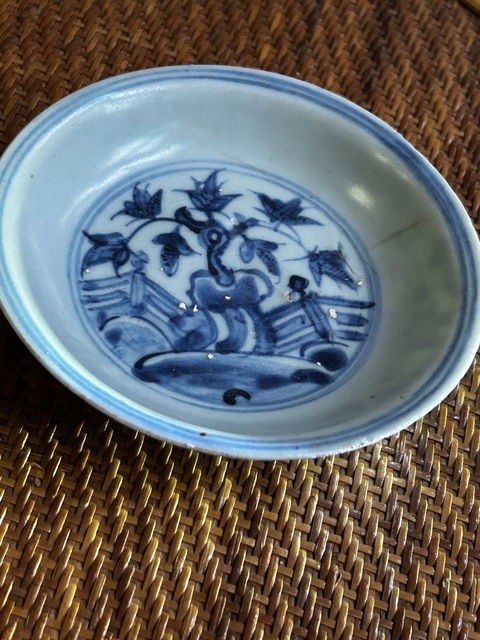 古玩陶瓷樹石欄桿青花盤真品鑒賞圖