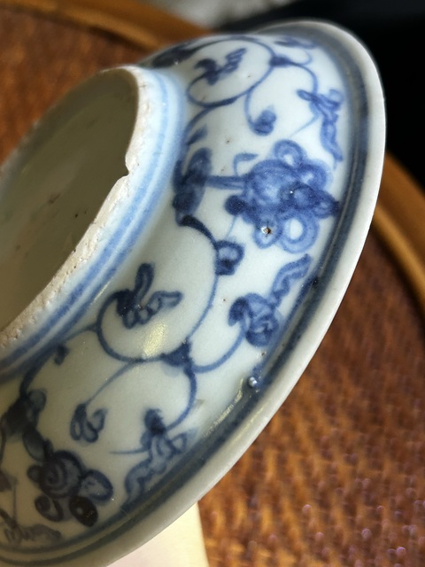 古玩陶瓷樹石欄桿青花盤真品鑒賞圖