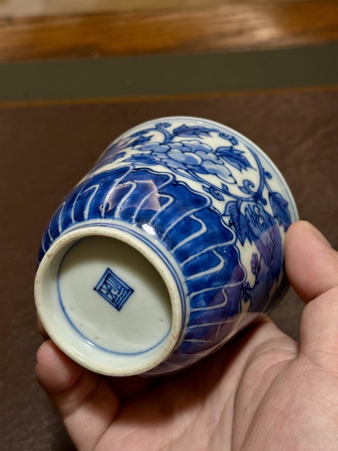 古玩陶瓷花間獅子紋青花杯真品鑒賞圖