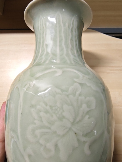 古玩陶瓷青釉印花觀音瓶真品鑒賞圖