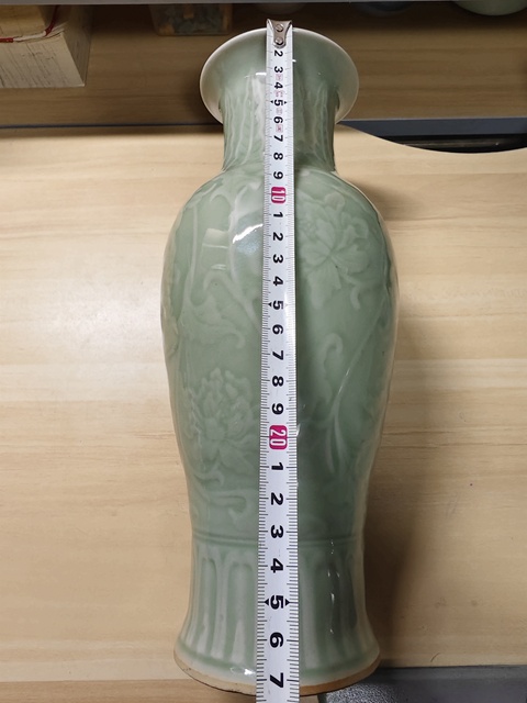 古玩陶瓷青釉印花觀音瓶真品鑒賞圖