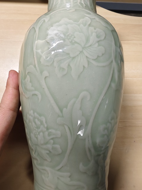 古玩陶瓷青釉印花觀音瓶真品鑒賞圖
