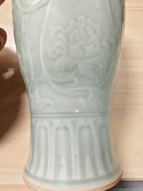 古玩陶瓷青釉印花觀音瓶真品鑒賞圖