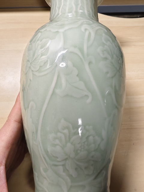 古玩陶瓷青釉印花觀音瓶真品鑒賞圖