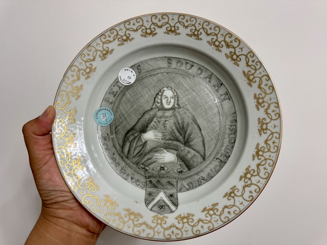 古玩陶瓷墨彩西洋人物折沿盤真品鑒賞圖
