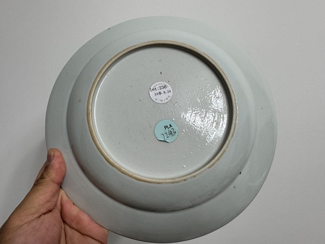 古玩陶瓷墨彩西洋人物折沿盤真品鑒賞圖